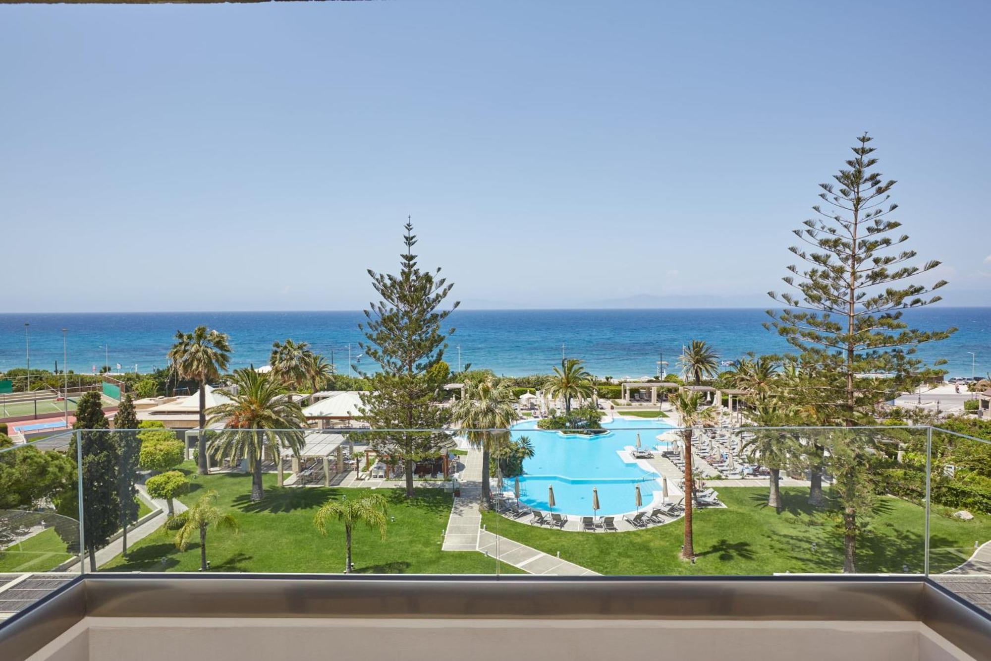 Zimmer Panoramic mit 2 Einzelbetten und Balkon